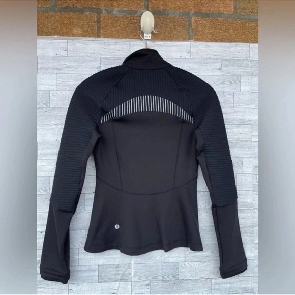 Lululemon Chill Going Strong Jacket size 4 - Picture 11 of 16